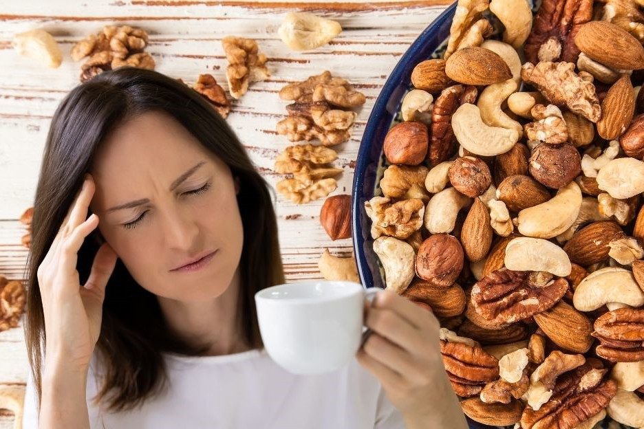 Kopfschmerzen und Ernährung dargestellt von Frau mit Kaffee und Nüssen