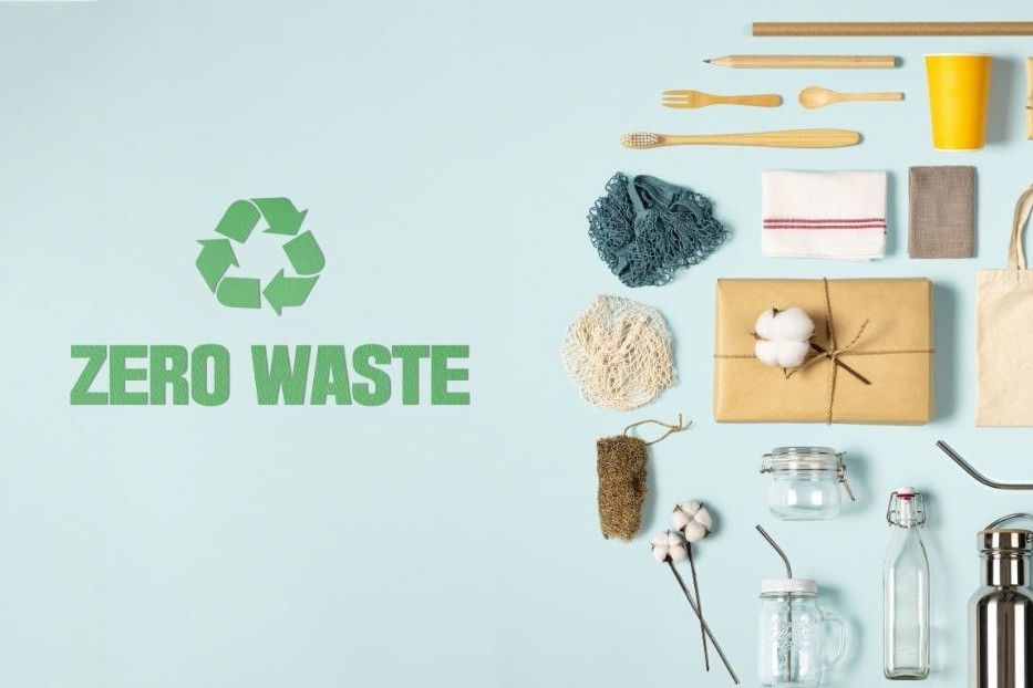 Zero-Waste-Ernährung Kollage mit verschiedenen wiederverwertbaren Bestecken, Tellern und Co