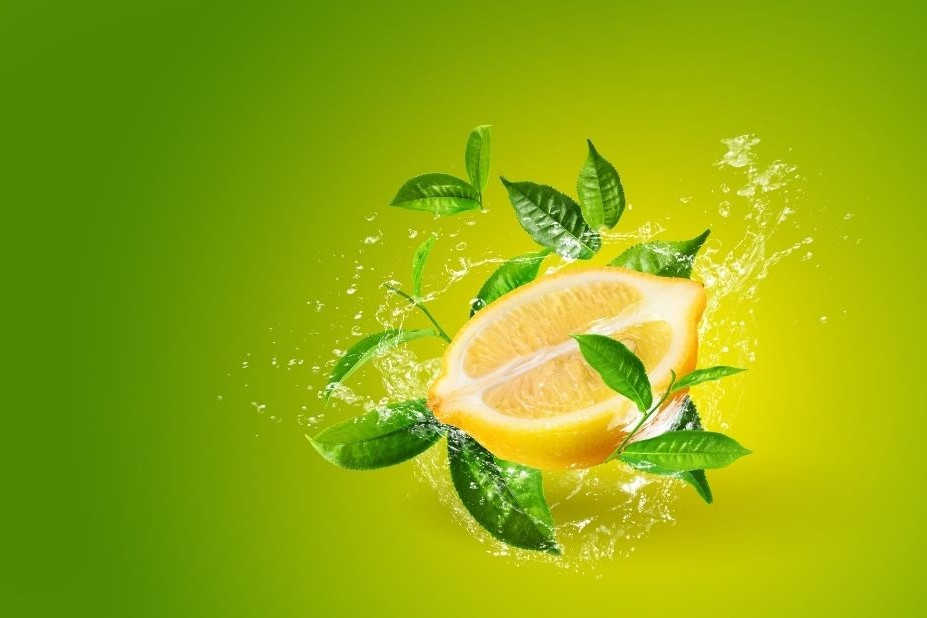 Abnehmen mit Zitronenwasser dargestellt von Zitrone mit Wasserspritzer