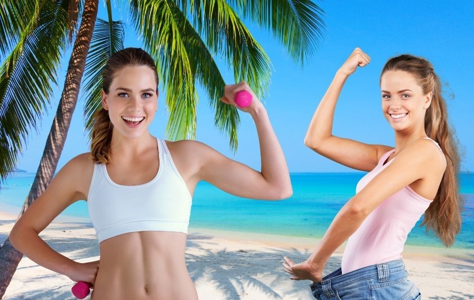 Schnell abnehmen dargestellt von zwei sportlichen Frauen am Strand die Bizeps posen