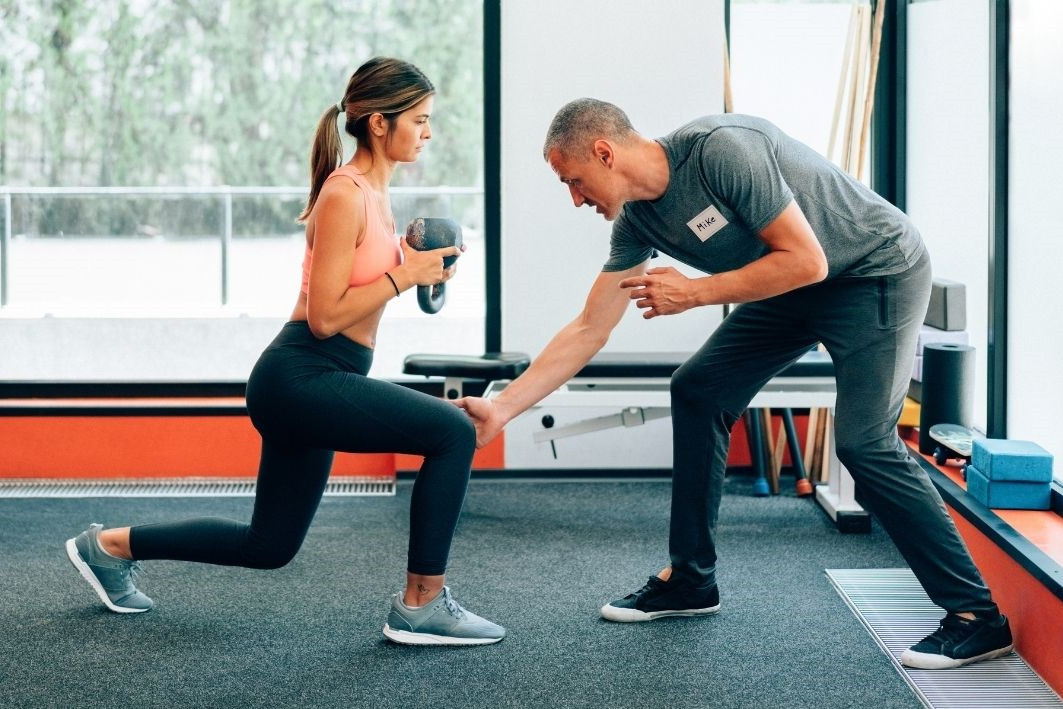Functional Patterns dargestellt von Frau mit Trainer