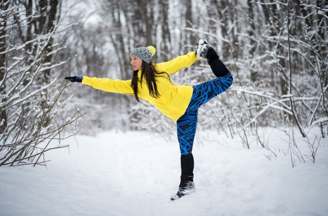 Fit durch den Winter - dargestellt von Frau im Schnee