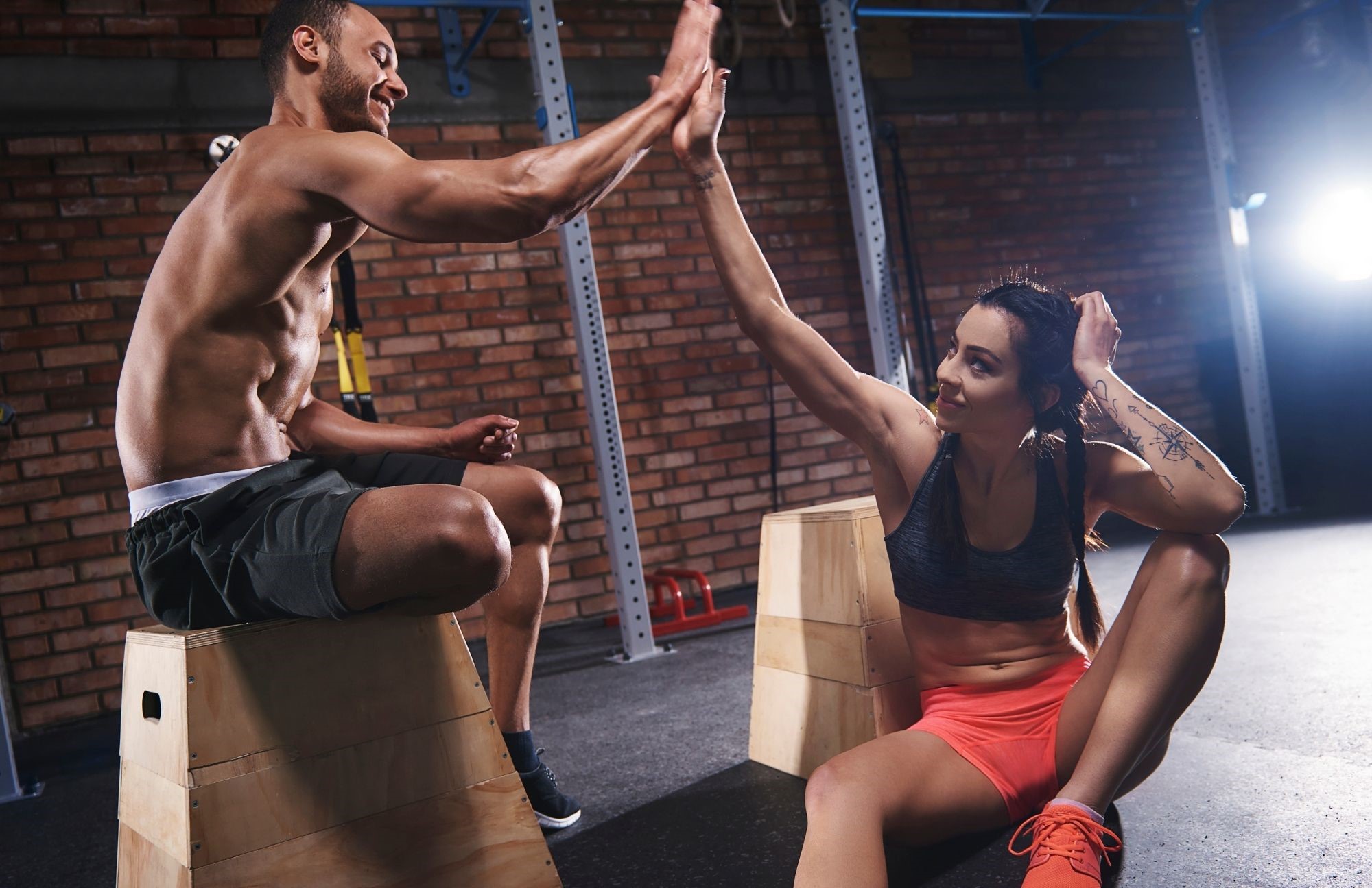 Täglicher Sport dargestellt von sportlichem Paar im Gym