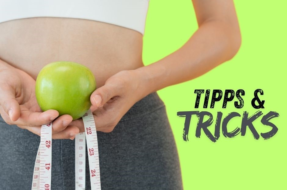 Hacks zum Abnehmen dargestellt von Frau mit Apfel und Maßband um den Bauch