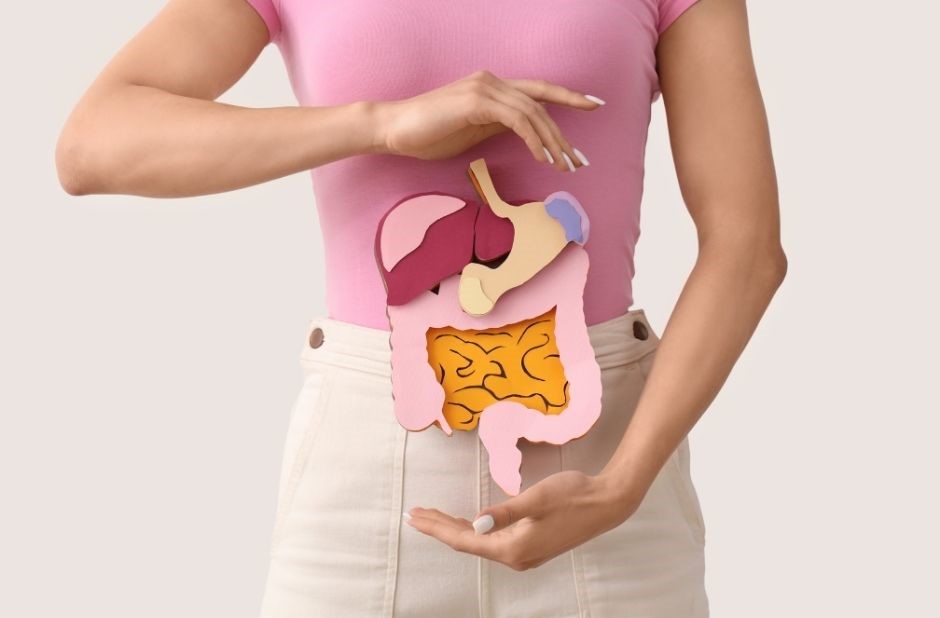 Viszeralfett bei Frauen dargestellt von Frau mit Darmfoto vor Bauch
